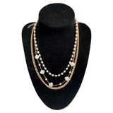 Collar dé bijouterie con toques de perlas o dijes .