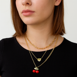 Collar dé bijouterie con toques de perlas o dijes .
