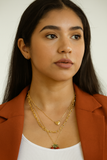 Collar dé bijouterie con toques de perlas o dijes .
