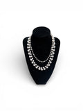 Collar dé bijouterie con toques de perlas o dijes .