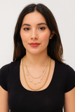 Collar dé bijouterie con toques de perlas o dijes .