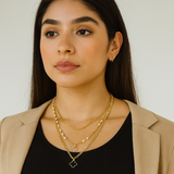 Collar dé bijouterie con toques de perlas o dijes .