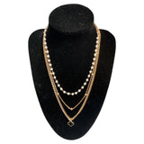 Collar dé bijouterie con toques de perlas o dijes .