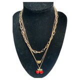 Collar dé bijouterie con toques de perlas o dijes .